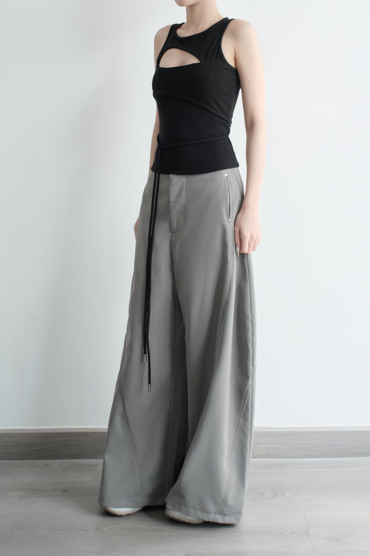 High-neck sleeveless fitted black top – Bunnyhill Concept