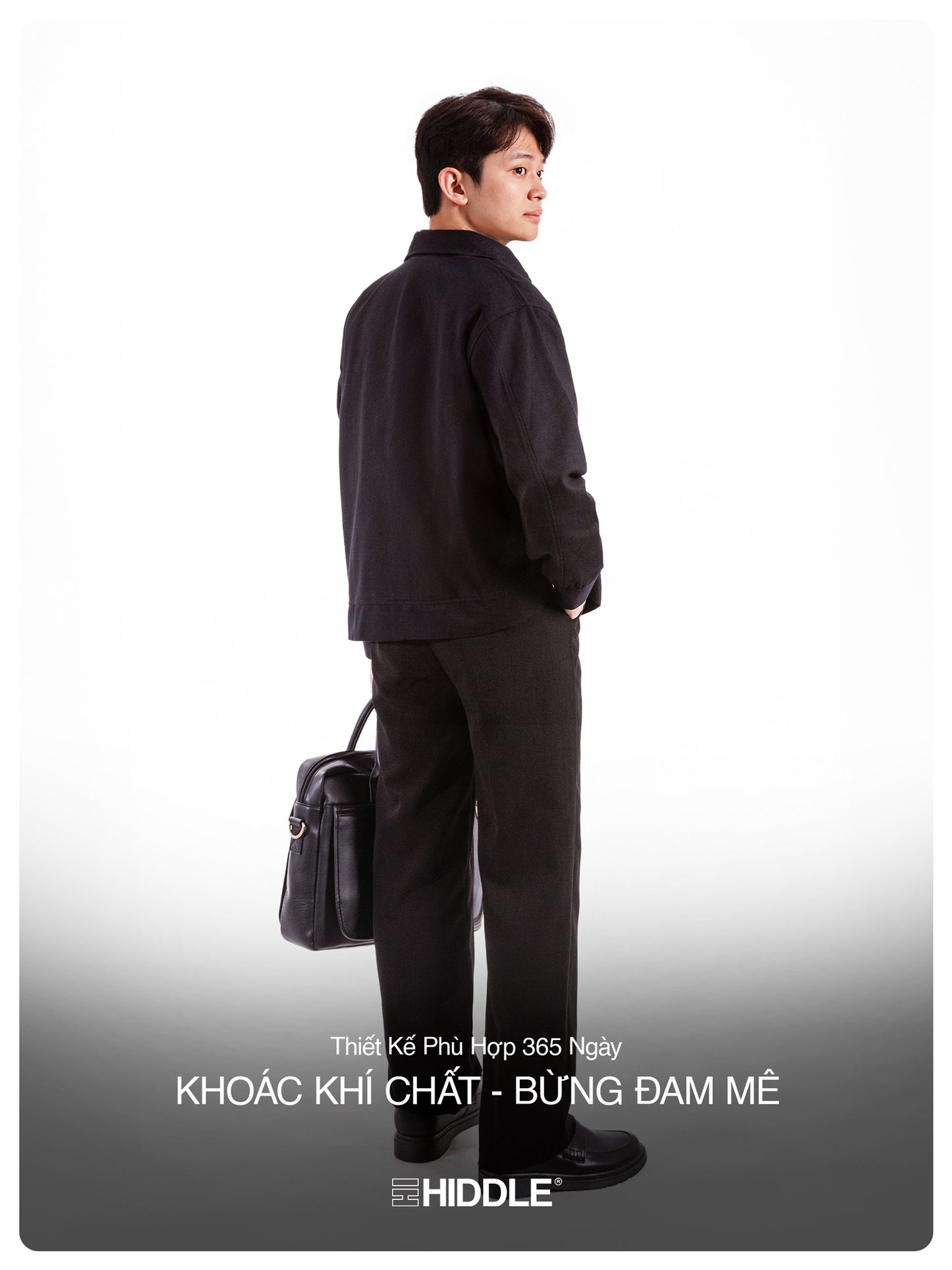 Man in a black suit with a briefcase against a white background, featuring the brand 'Hiddle'.