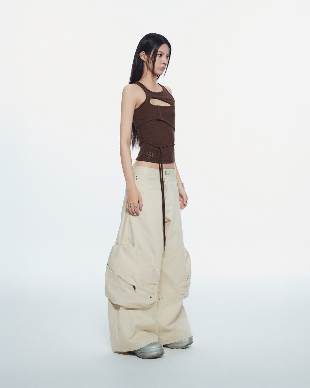 Sleeveless fitted brown top – close-up neckline