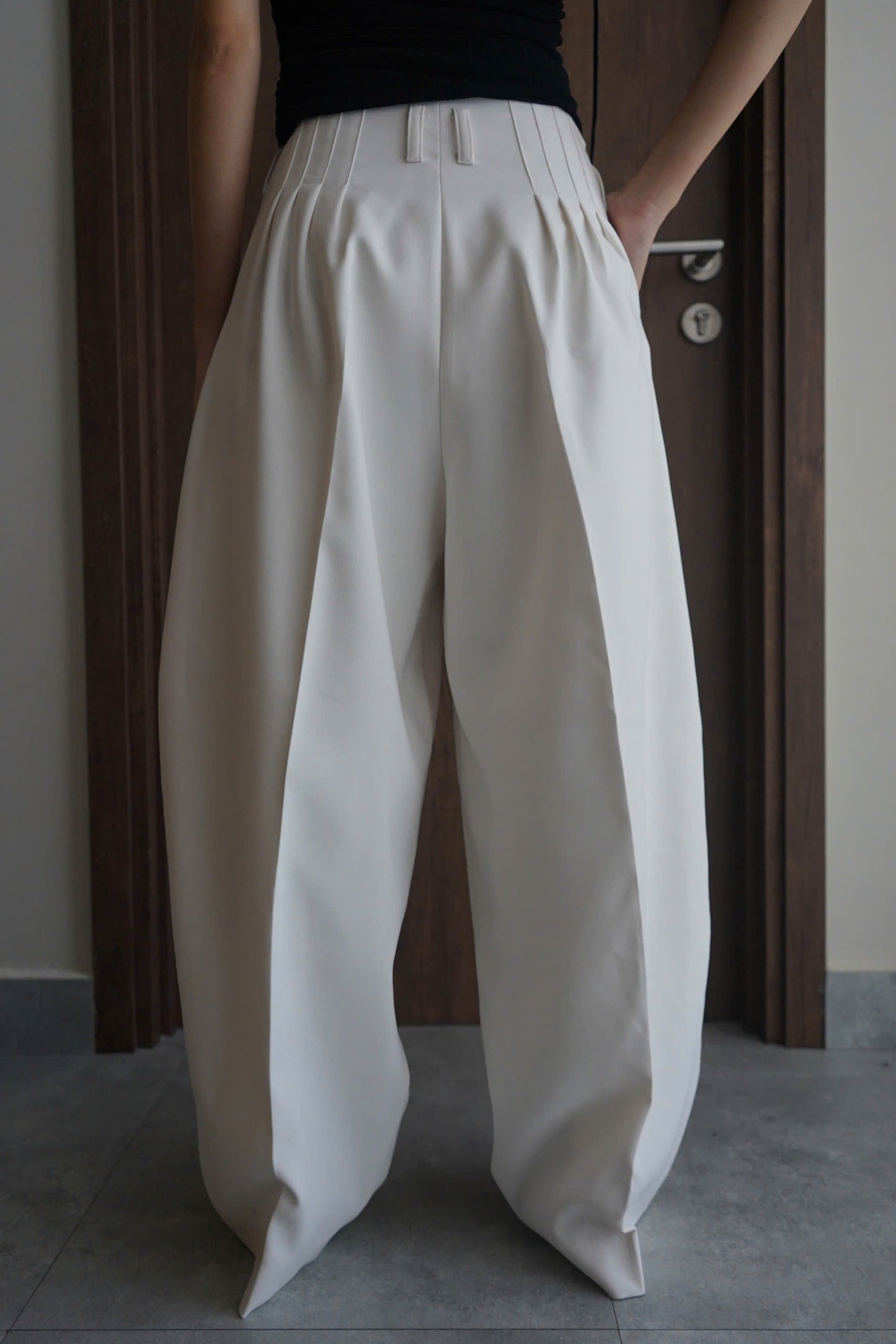 Women’s structured white pants