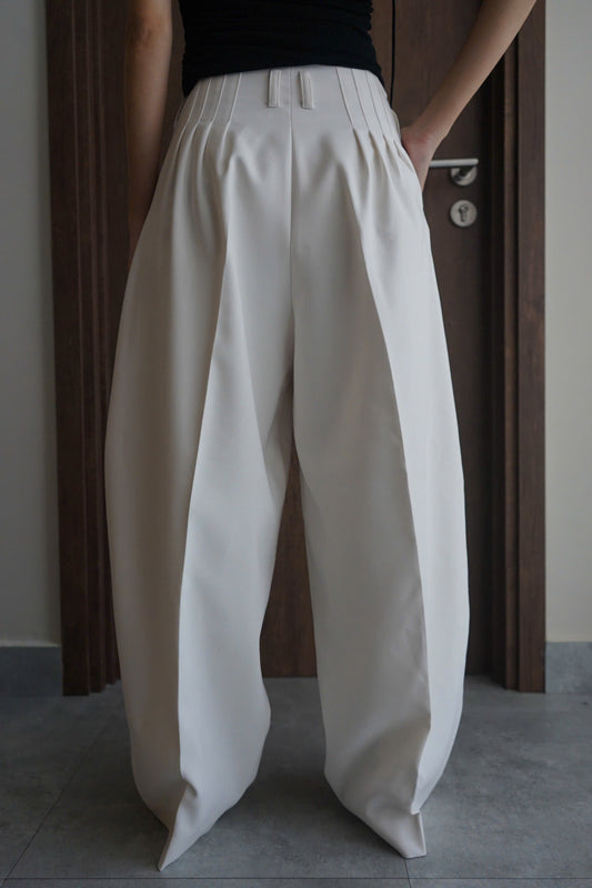 Women’s structured white pants