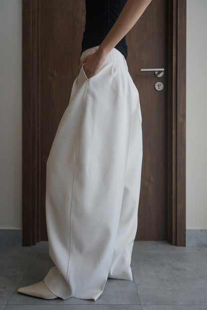 Sculpted white pants with curved leg