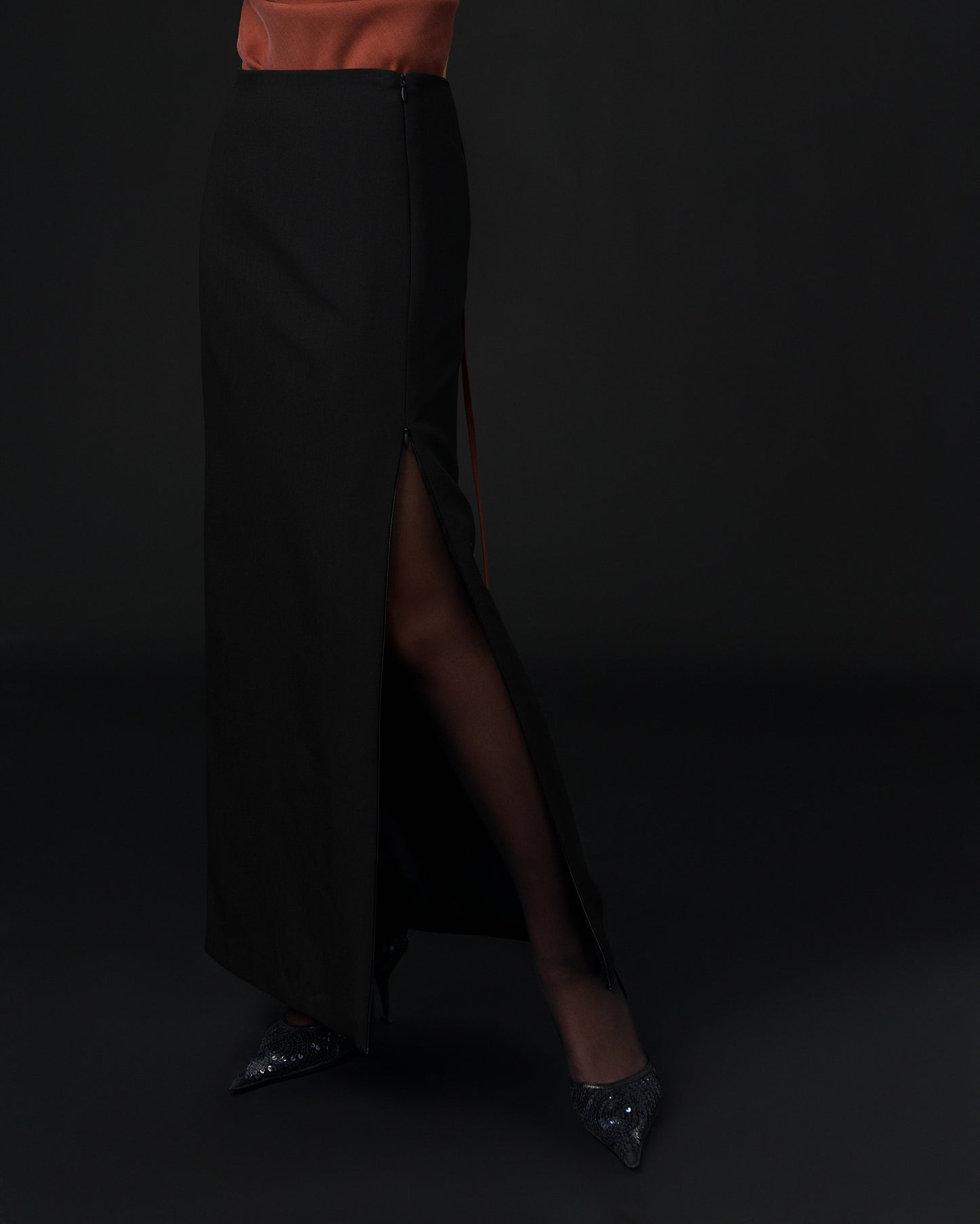 Minimalist bodycon dress with mid-length cut