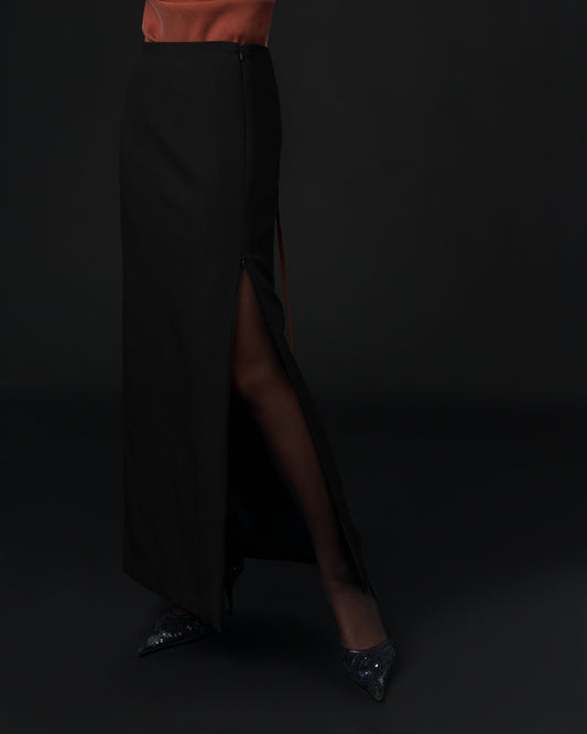 Minimalist bodycon dress with mid-length cut