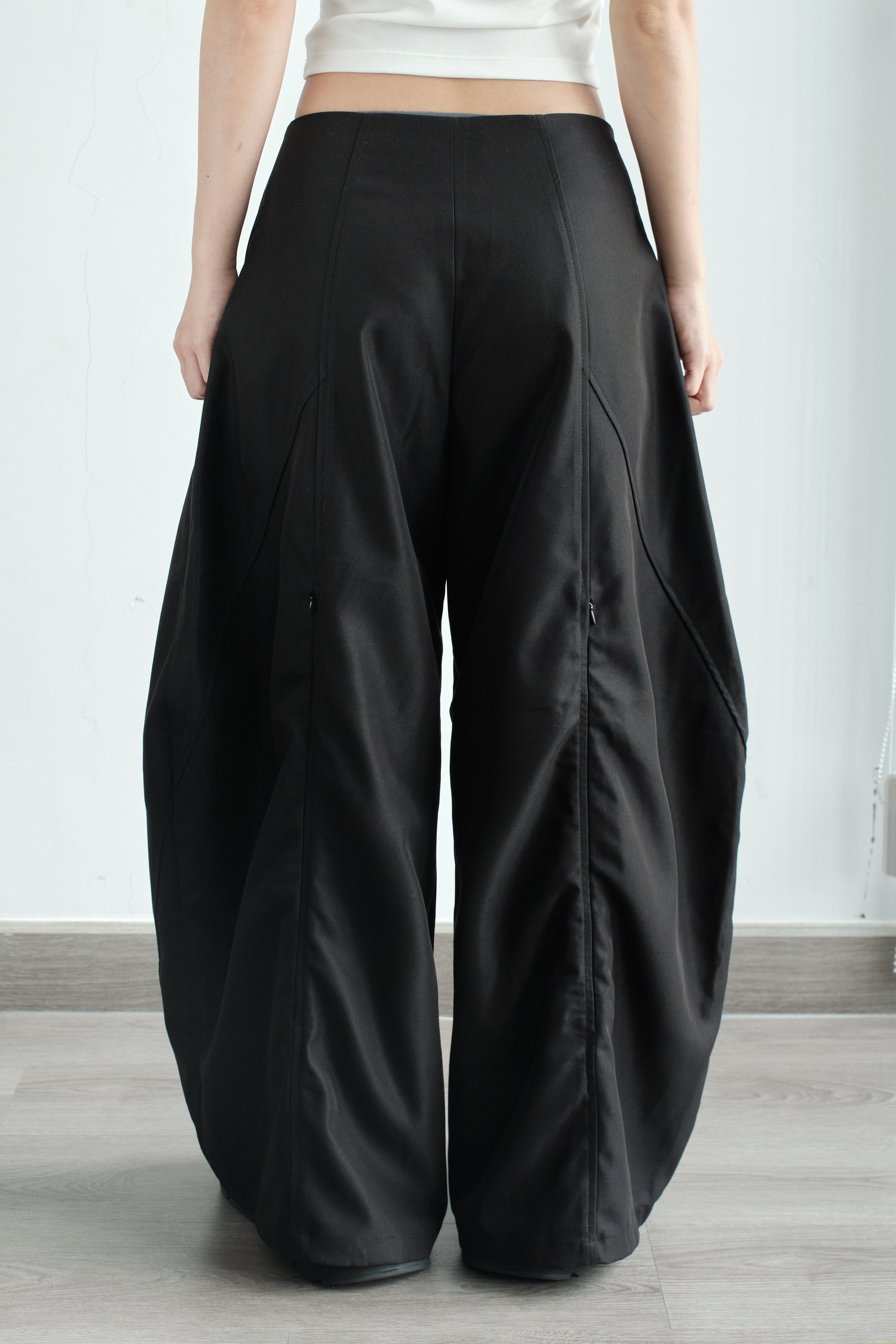 Mid-rise straight-leg black trousers – Bunnyhill Concept