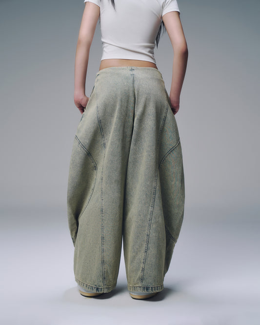 Luft Pants in soft jean fabric – walking shot