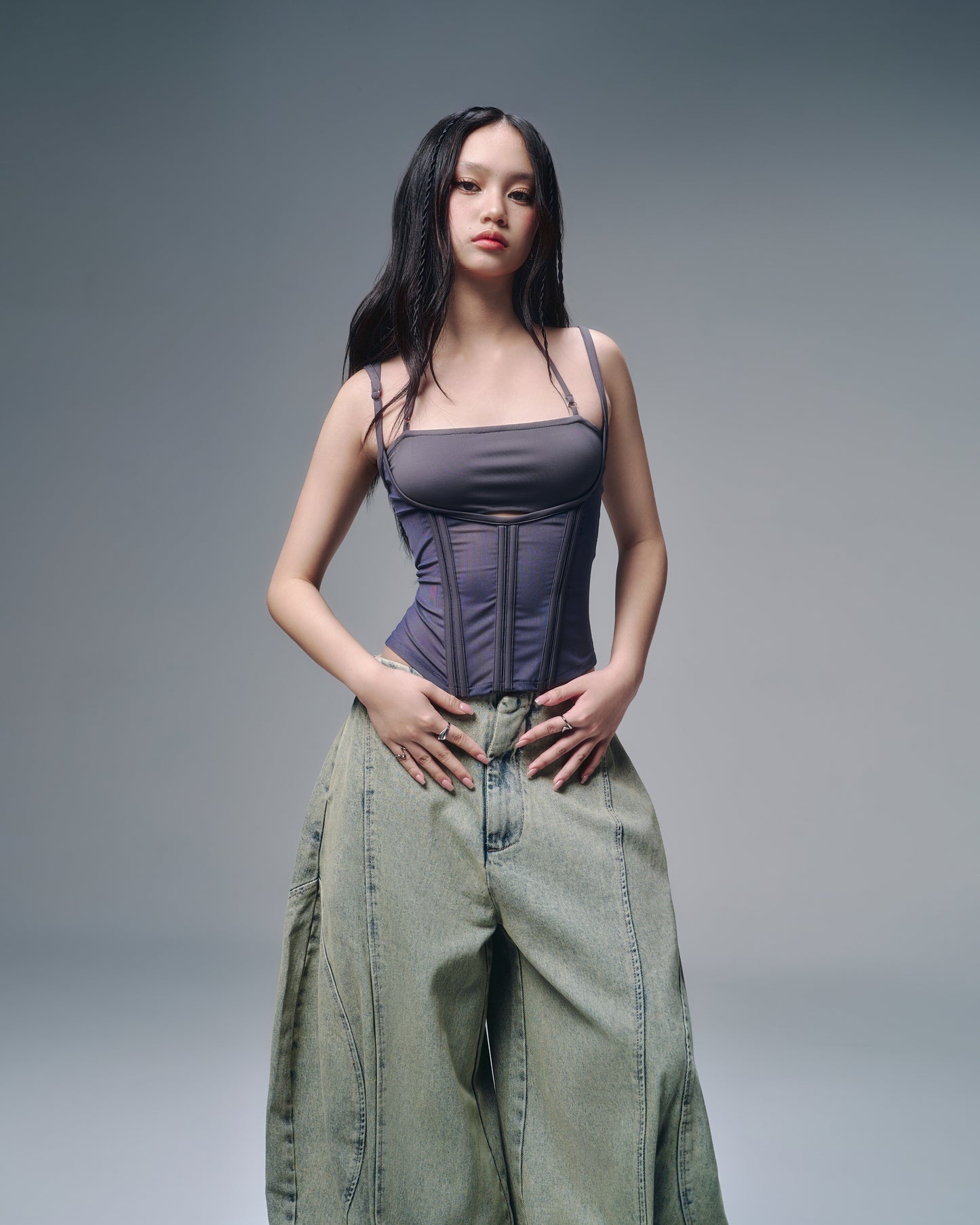 Slim-fit layering mesh top – side angle