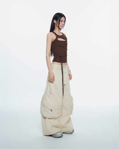 Sleeveless fitted brown top – close-up neckline
