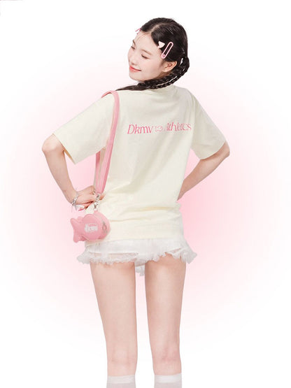 Woman wearing a light-colored outfit with a pink bag on a white background